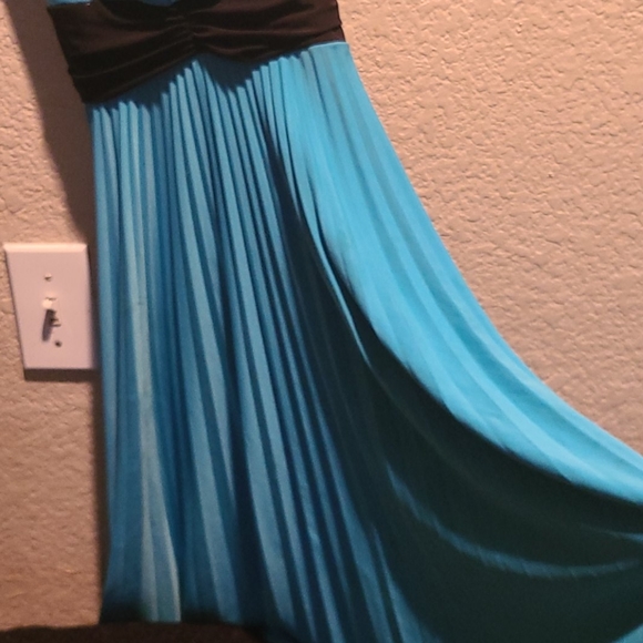 Ladies sleeveless 👗 - Picture 2 of 6